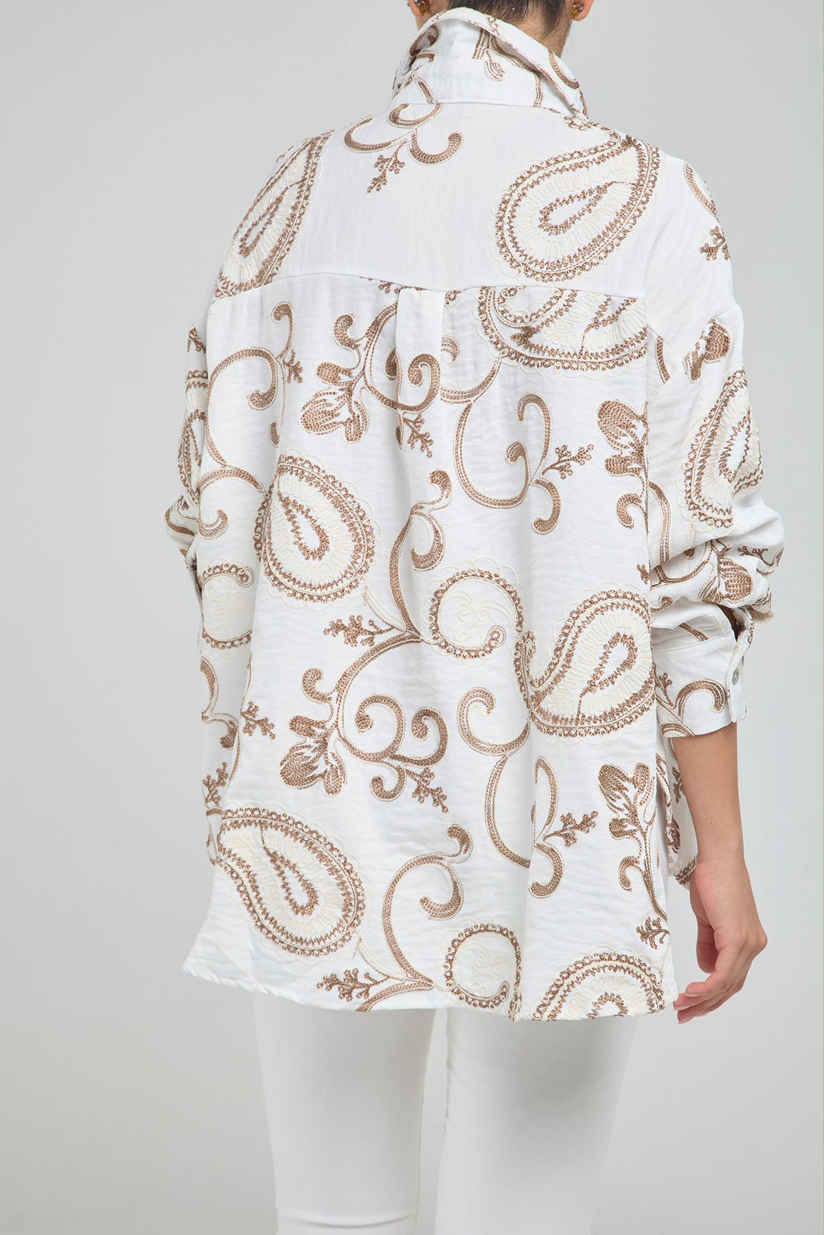 CAMISA BORDADA ARABESCOS 1BOLSILL CUELLO CAMISERO MANGA LARGA