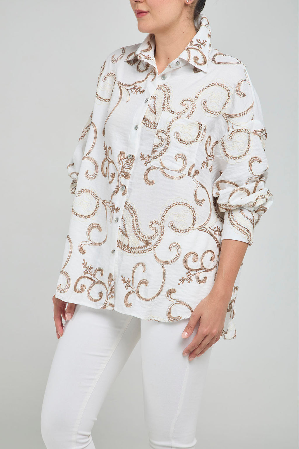 CAMISA BORDADA ARABESCOS 1BOLSILL CUELLO CAMISERO MANGA LARGA