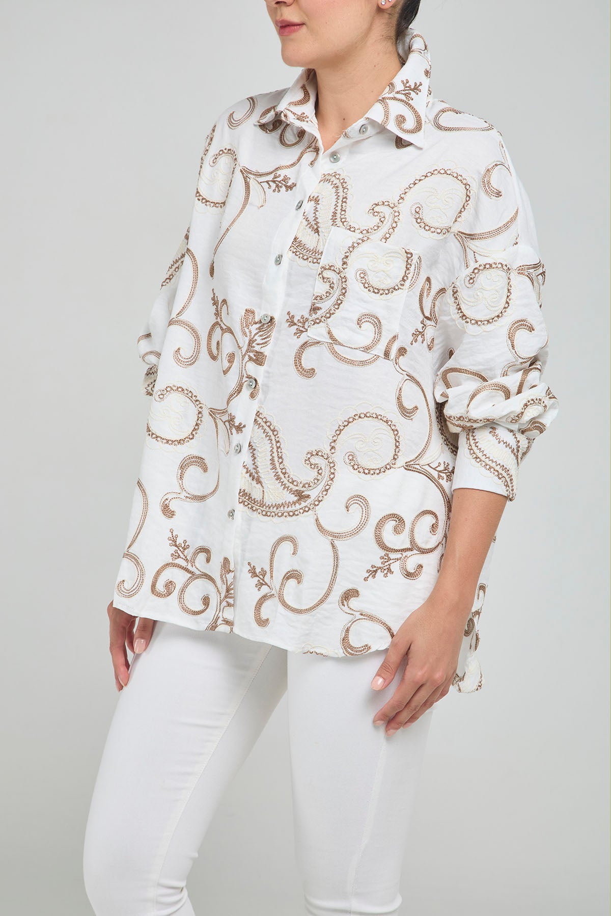 CAMISA BORDADA ARABESCOS 1BOLSILL CUELLO CAMISERO MANGA LARGA