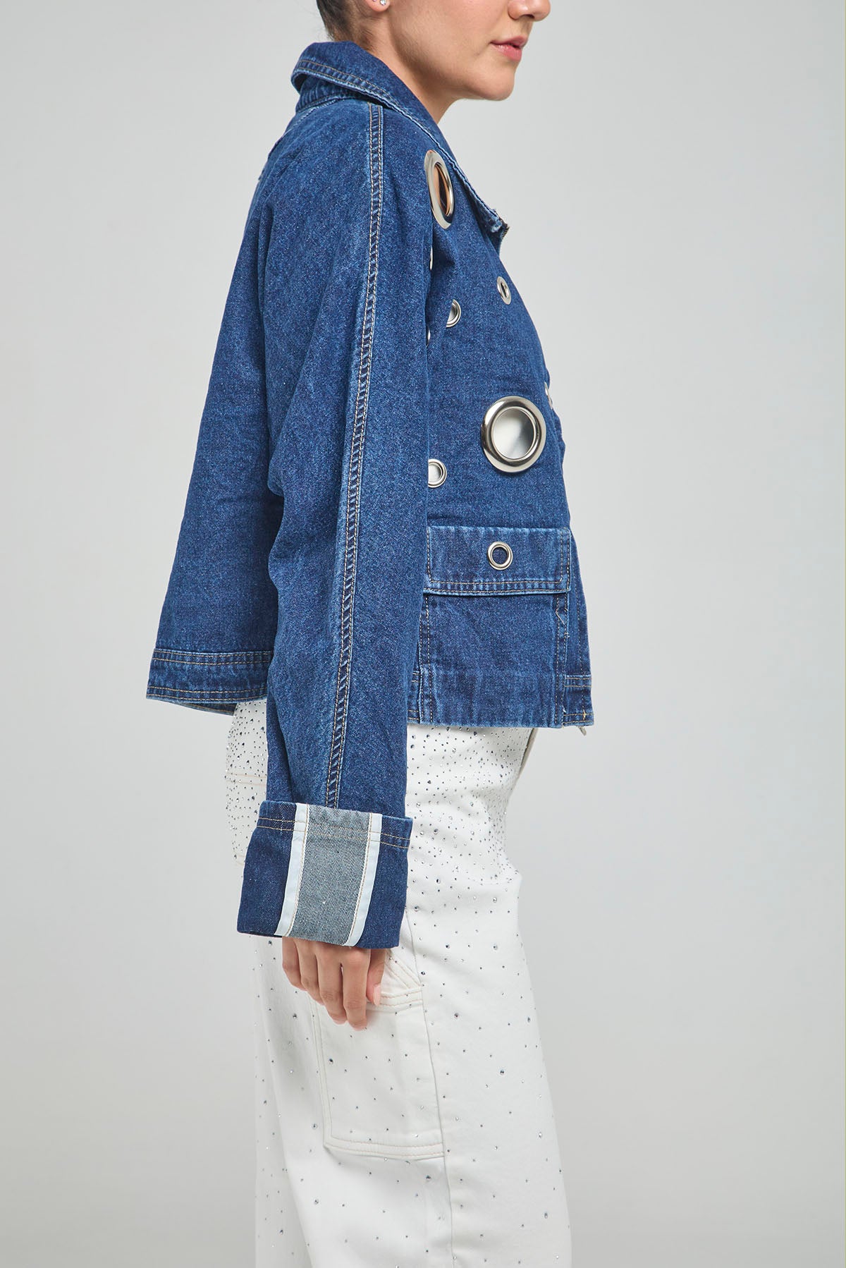 CHAQUETA JEAN CIERRE OJALETE METAL FRENTE