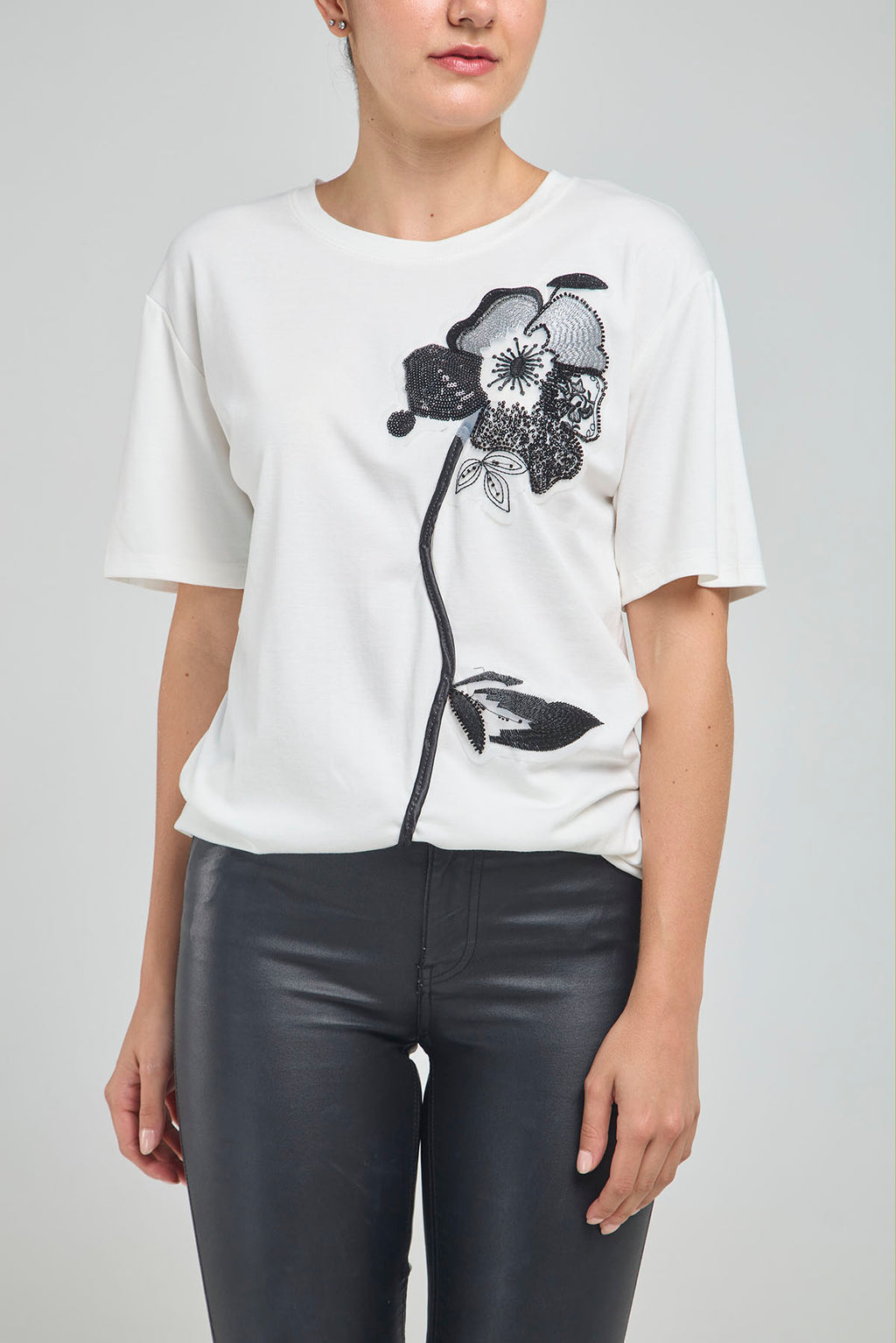 CAMISETA BASICA FLOR BORDADA CANUTILLO LENTEJUELAS