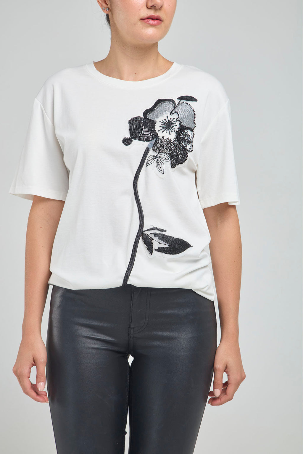 CAMISETA BASICA FLOR BORDADA CANUTILLO LENTEJUELAS