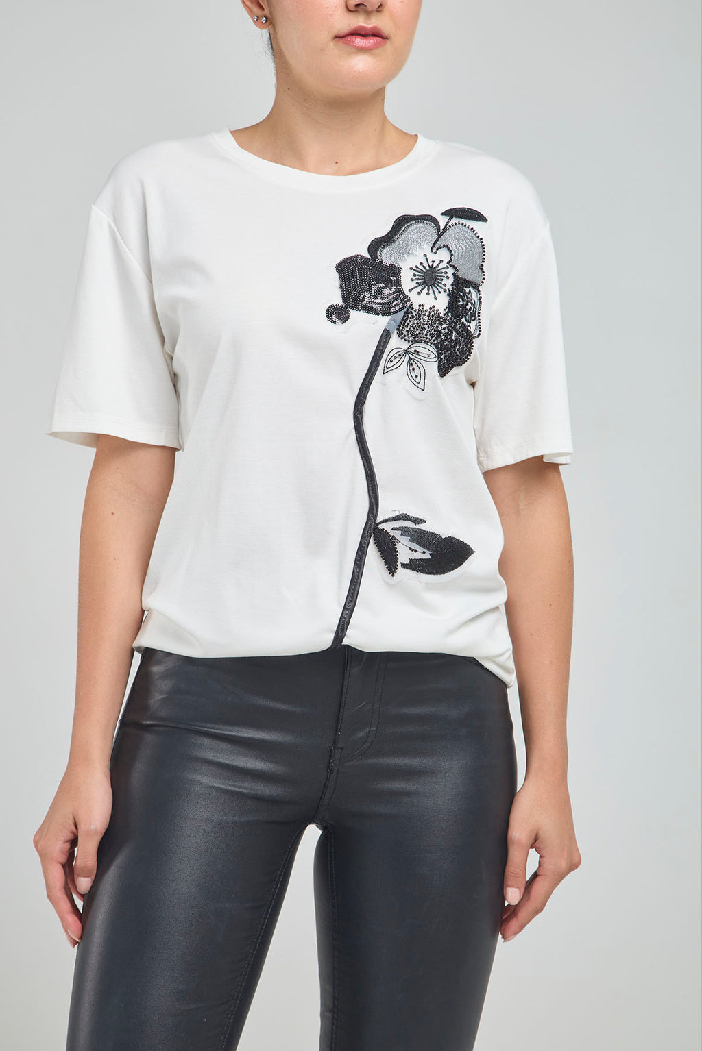 CAMISETA BASICA FLOR BORDADA CANUTILLO LENTEJUELAS
