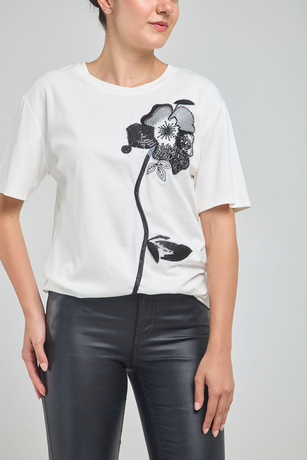 CAMISETA BASICA FLOR BORDADA CANUTILLO LENTEJUELAS