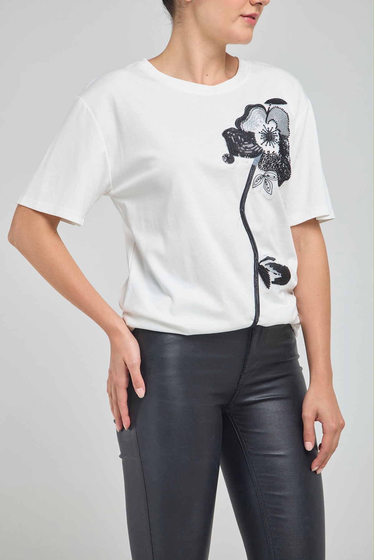 CAMISETA BASICA FLOR BORDADA CANUTILLO LENTEJUELAS