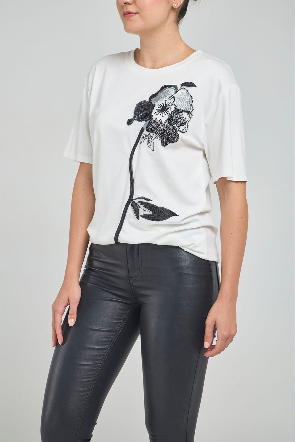 CAMISETA BASICA FLOR BORDADA CANUTILLO LENTEJUELAS