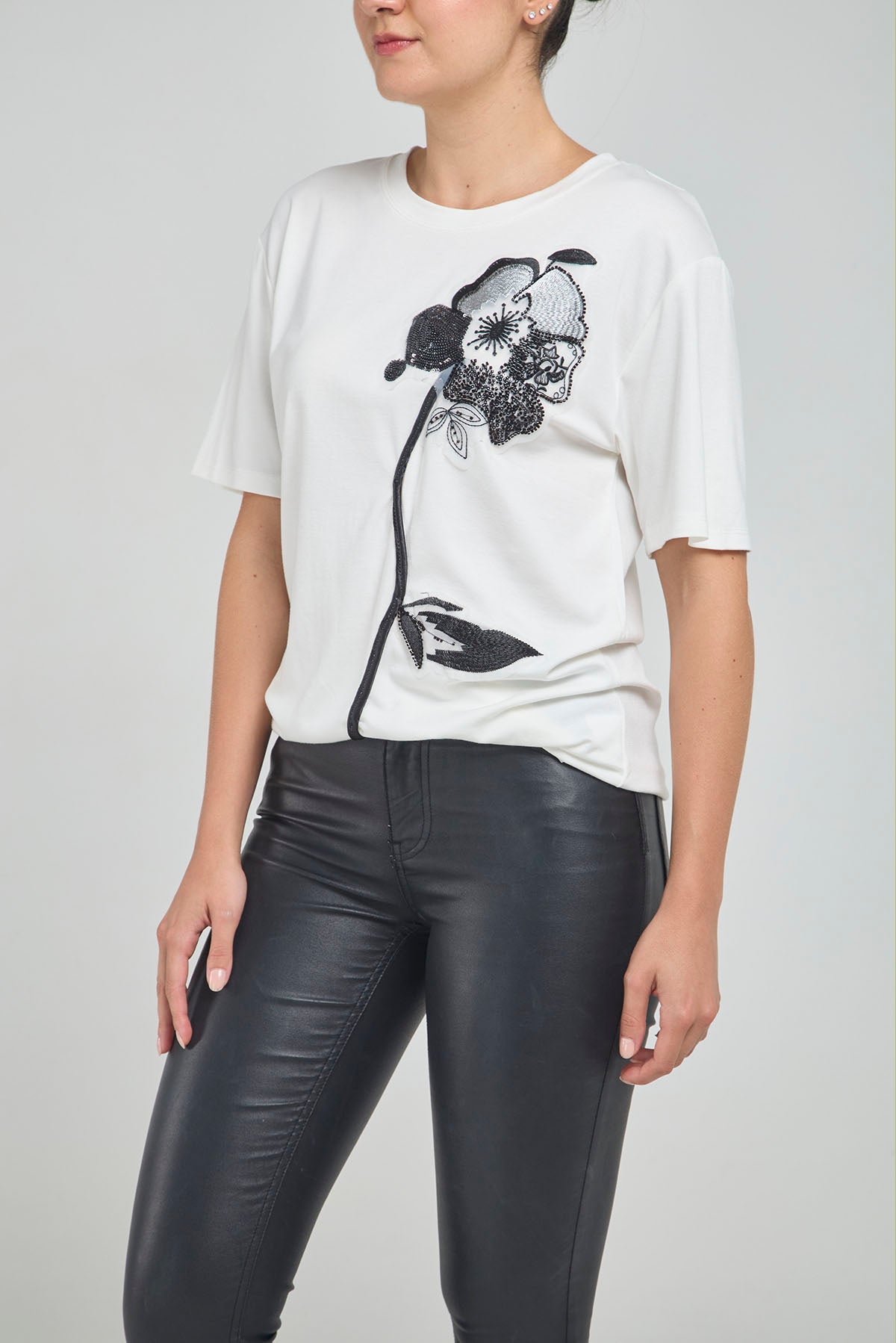 CAMISETA BASICA FLOR BORDADA CANUTILLO LENTEJUELAS