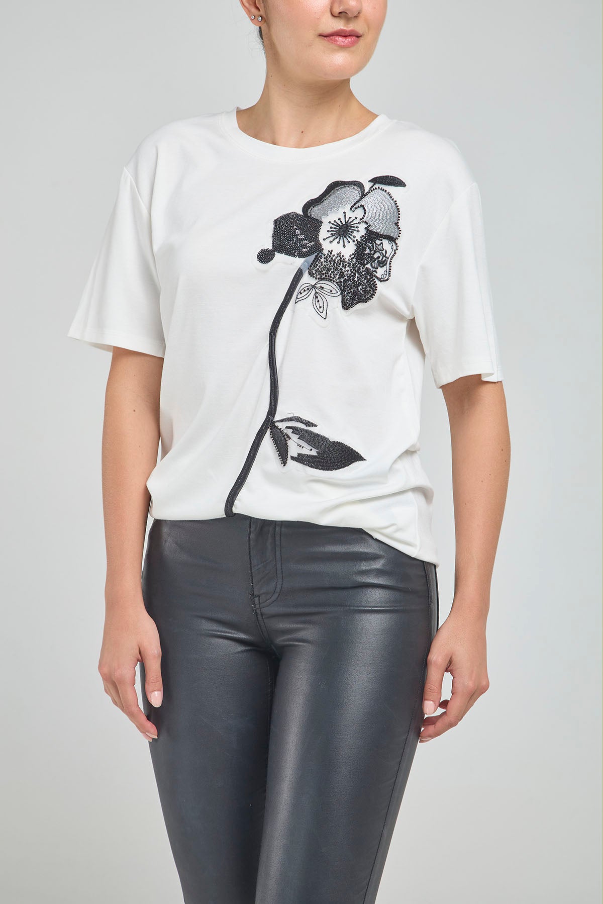CAMISETA BASICA FLOR BORDADA CANUTILLO LENTEJUELAS