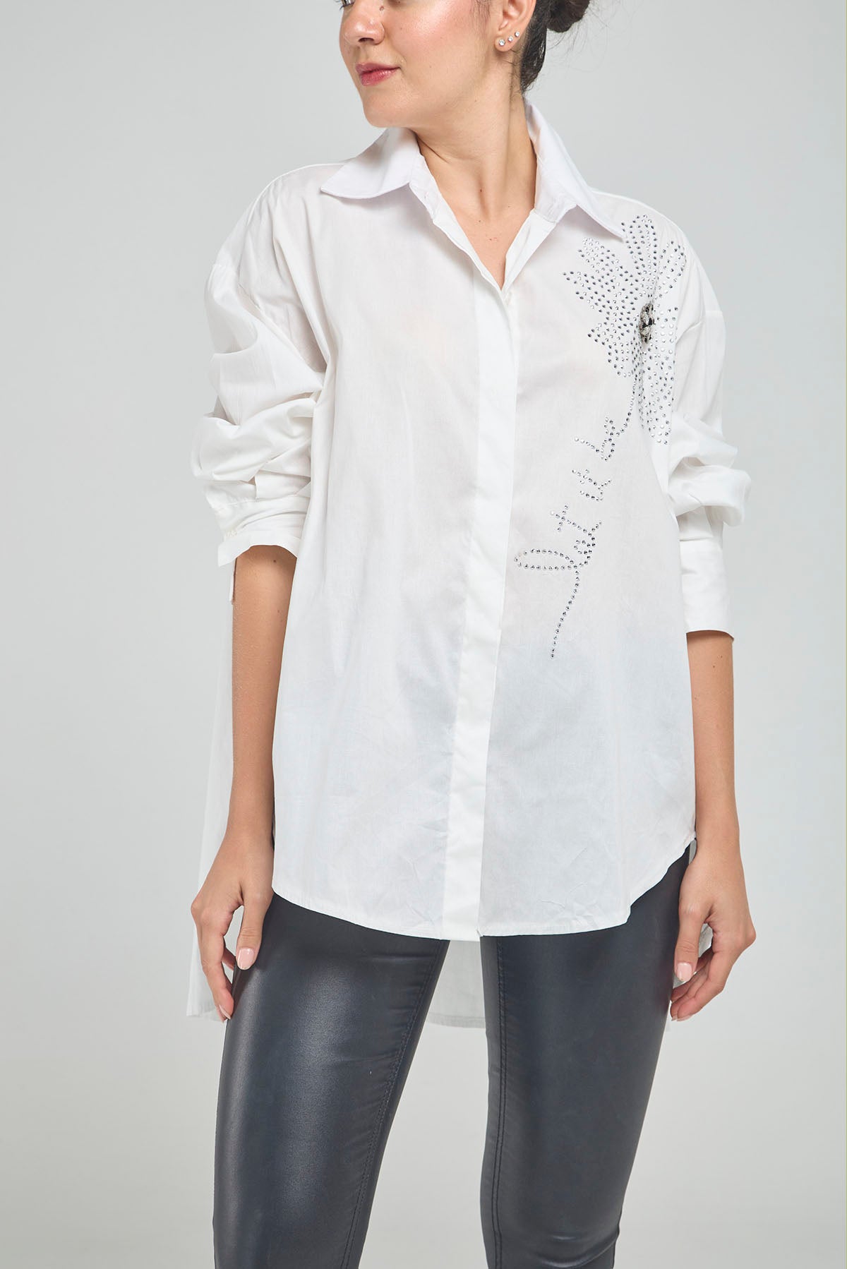 BLUSON VARIOS APLIQUES  PIEDRA FRENTE CUELLO CAMISERO MANGA LARGA