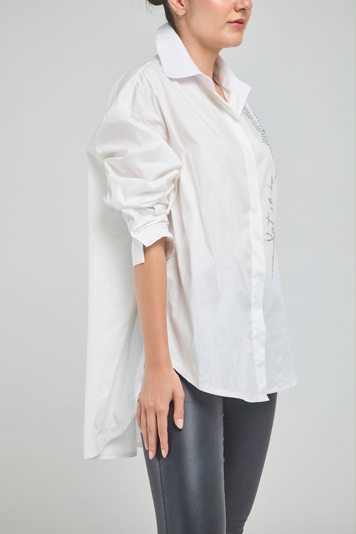 BLUSON VARIOS APLIQUES  PIEDRA FRENTE CUELLO CAMISERO MANGA LARGA