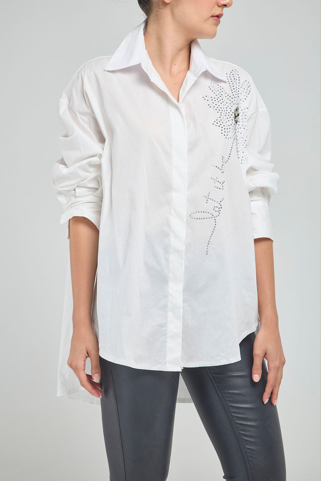 BLUSON VARIOS APLIQUES  PIEDRA FRENTE CUELLO CAMISERO MANGA LARGA