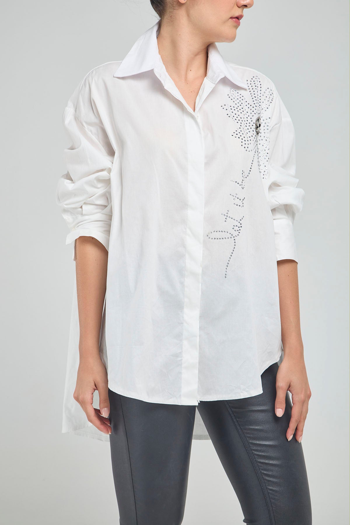 BLUSON VARIOS APLIQUES  PIEDRA FRENTE CUELLO CAMISERO MANGA LARGA