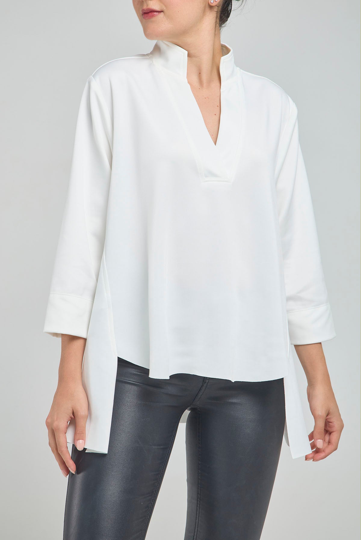 CAMISA MANGA 3/4 PRETINA INTERRUMPIDA  CUELLO NERU COLA