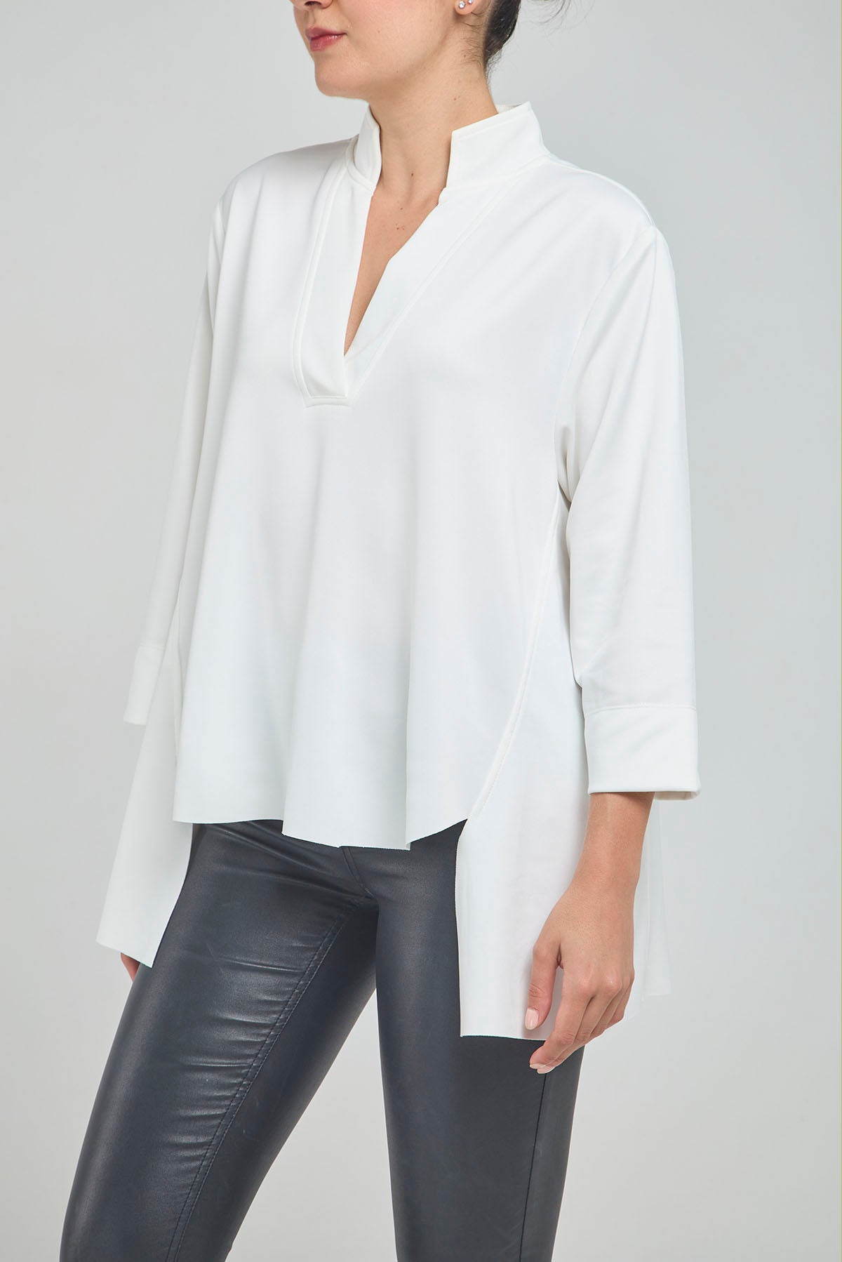 CAMISA MANGA 3/4 PRETINA INTERRUMPIDA  CUELLO NERU COLA