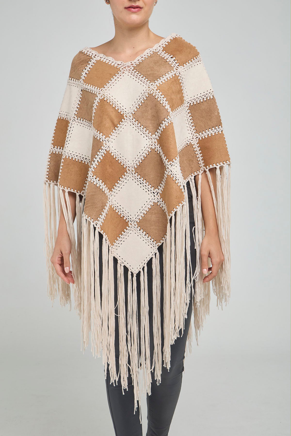 PONCHO CUERO PARCHES TEJIDO FLECOS