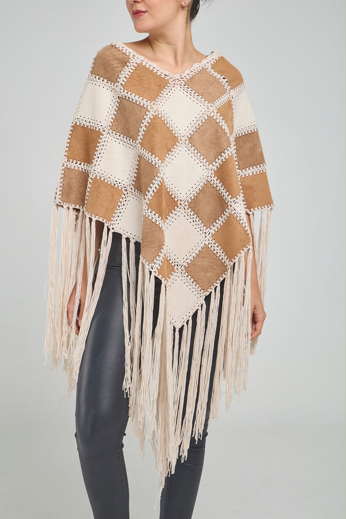 PONCHO CUERO PARCHES TEJIDO FLECOS