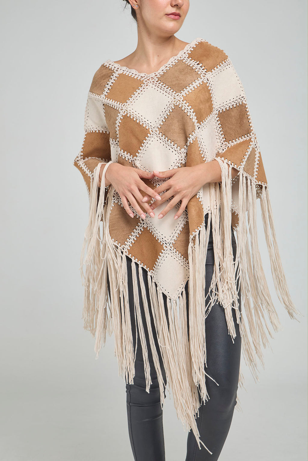 PONCHO CUERO PARCHES TEJIDO FLECOS