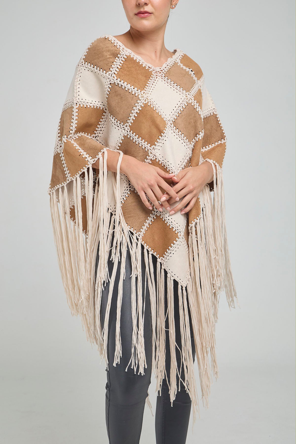PONCHO CUERO PARCHES TEJIDO FLECOS