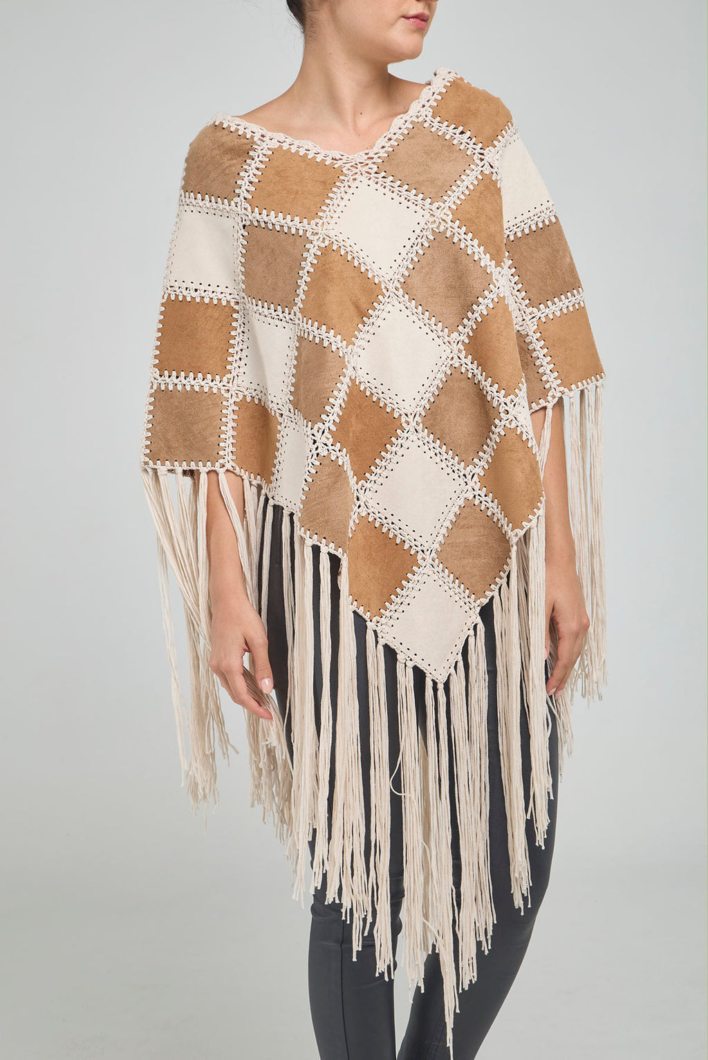 PONCHO CUERO PARCHES TEJIDO FLECOS