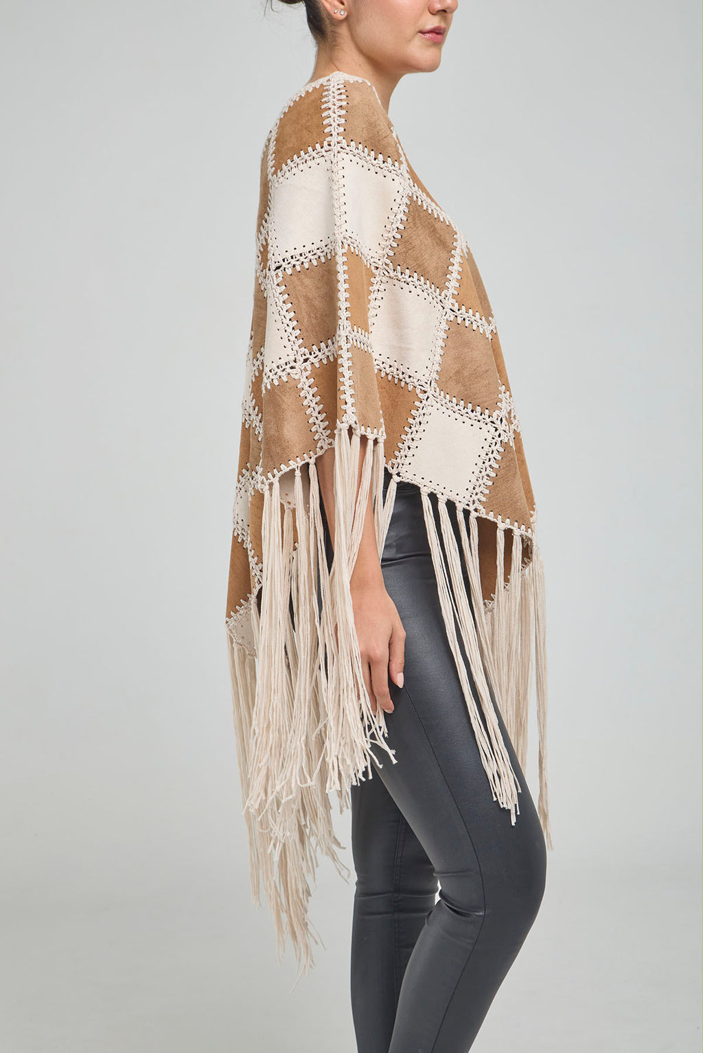 PONCHO CUERO PARCHES TEJIDO FLECOS