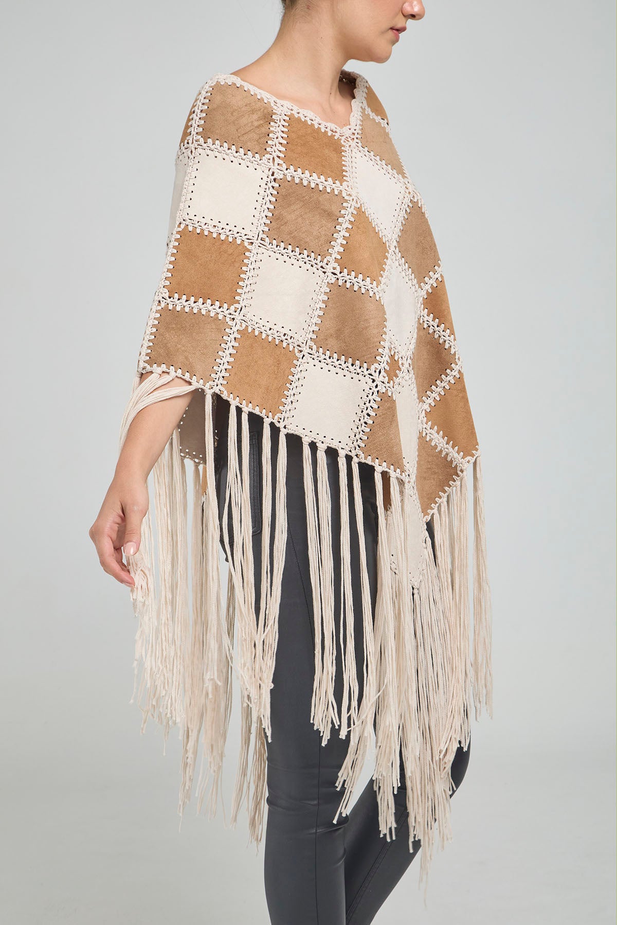 PONCHO CUERO PARCHES TEJIDO FLECOS