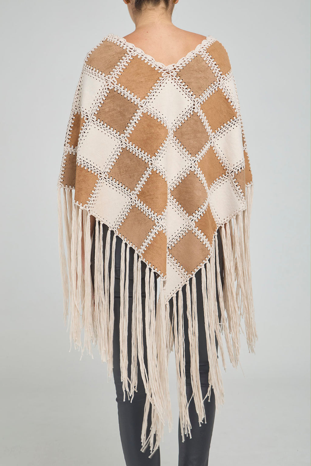 PONCHO CUERO PARCHES TEJIDO FLECOS