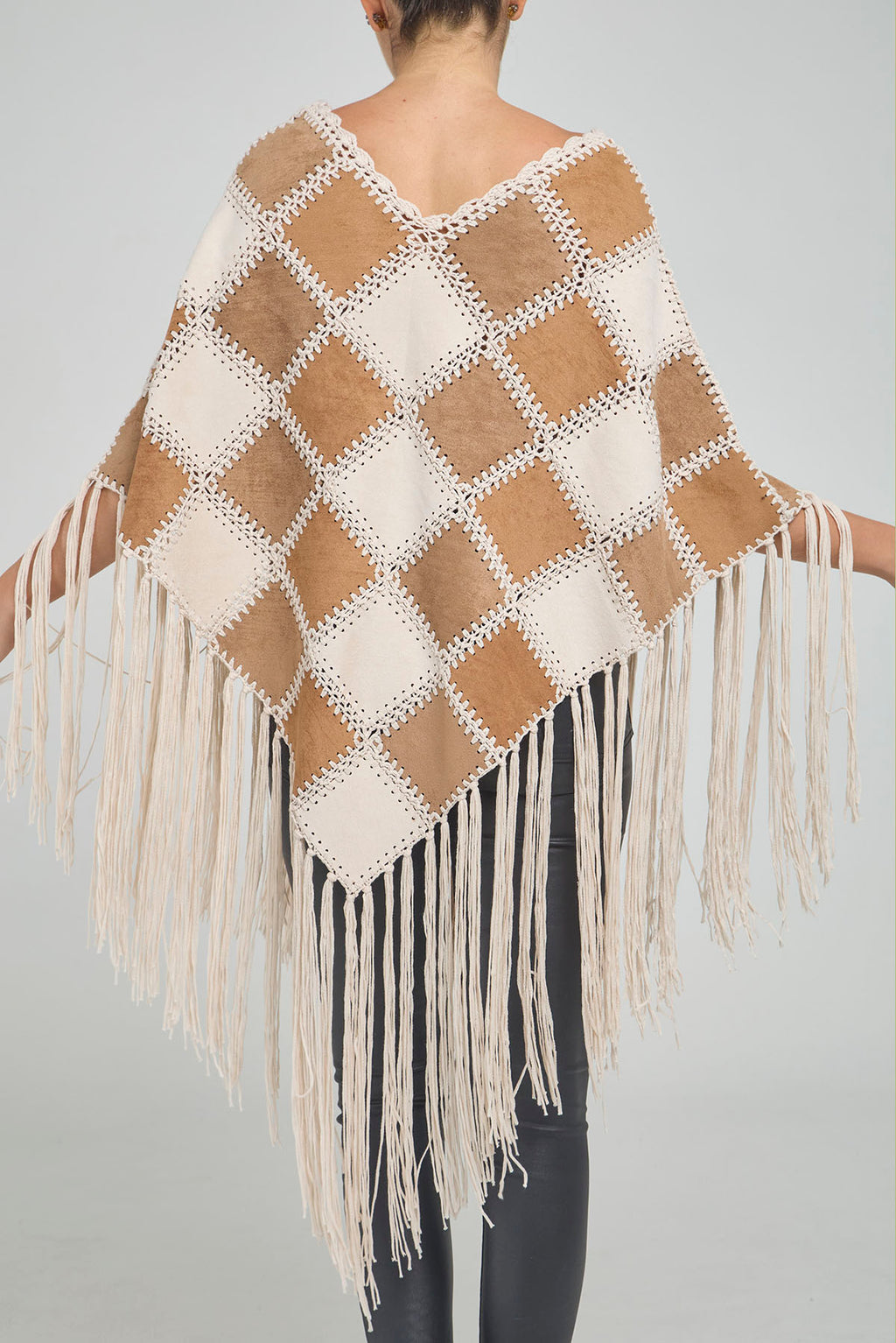 PONCHO CUERO PARCHES TEJIDO FLECOS