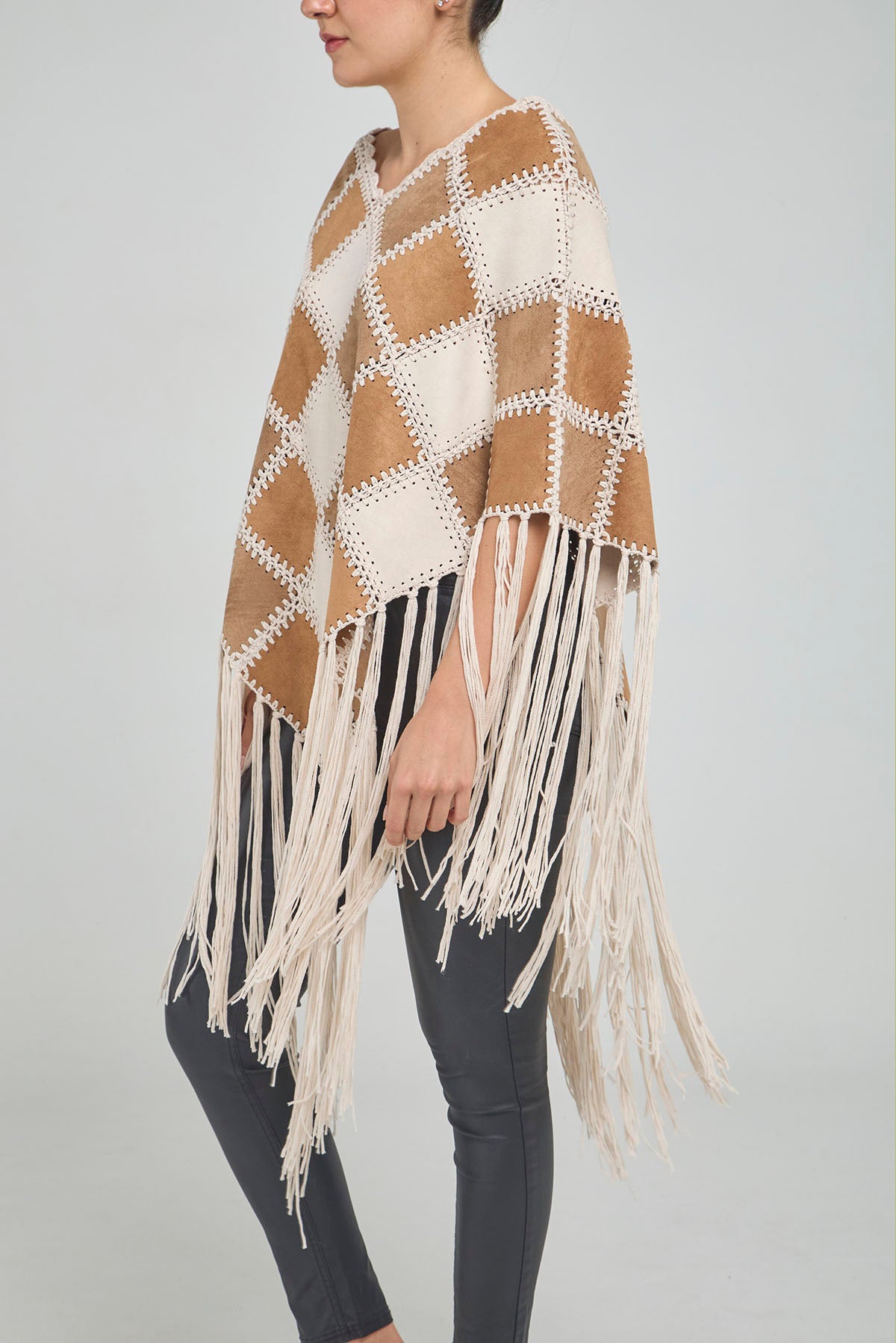 PONCHO CUERO PARCHES TEJIDO FLECOS
