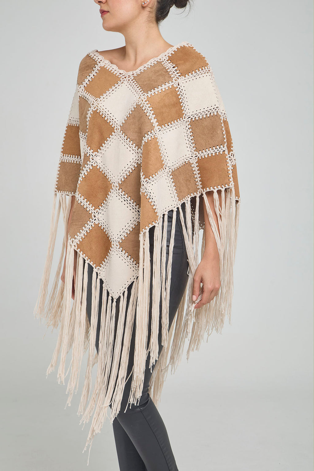 PONCHO CUERO PARCHES TEJIDO FLECOS