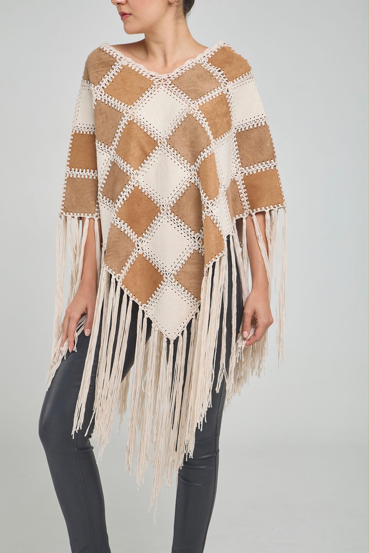 PONCHO CUERO PARCHES TEJIDO FLECOS