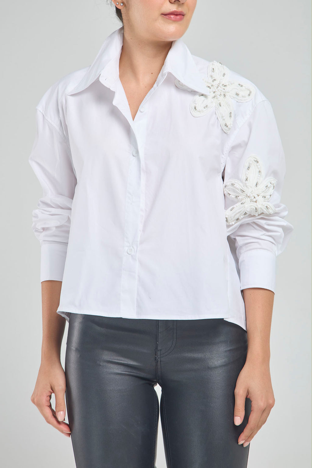 CAMISA FLOR APLIQUE PIEDRA CANUTILLO  HOMBRO BRAZAÑETE