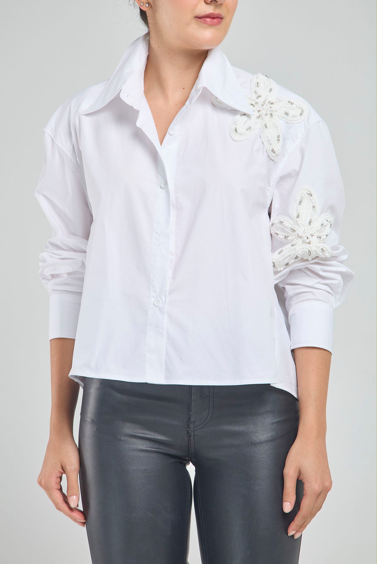 CAMISA FLOR APLIQUE PIEDRA CANUTILLO  HOMBRO BRAZAÑETE