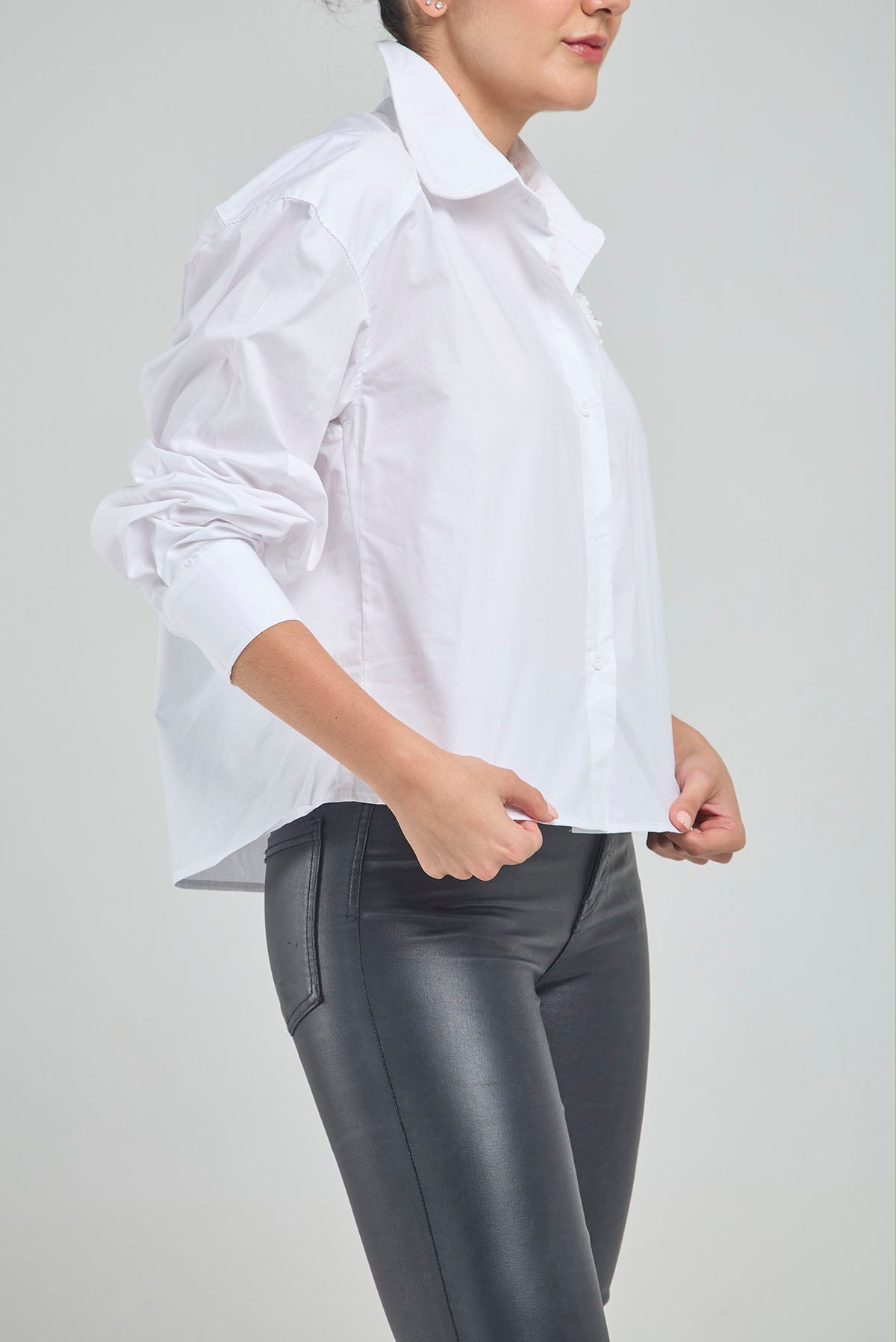 CAMISA FLOR APLIQUE PIEDRA CANUTILLO  HOMBRO BRAZAÑETE