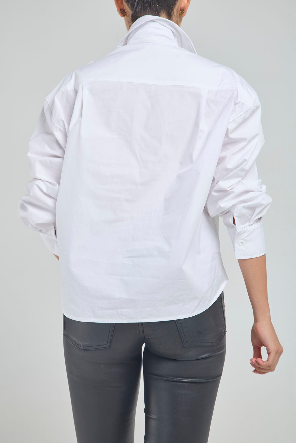 CAMISA FLOR APLIQUE PIEDRA CANUTILLO  HOMBRO BRAZAÑETE
