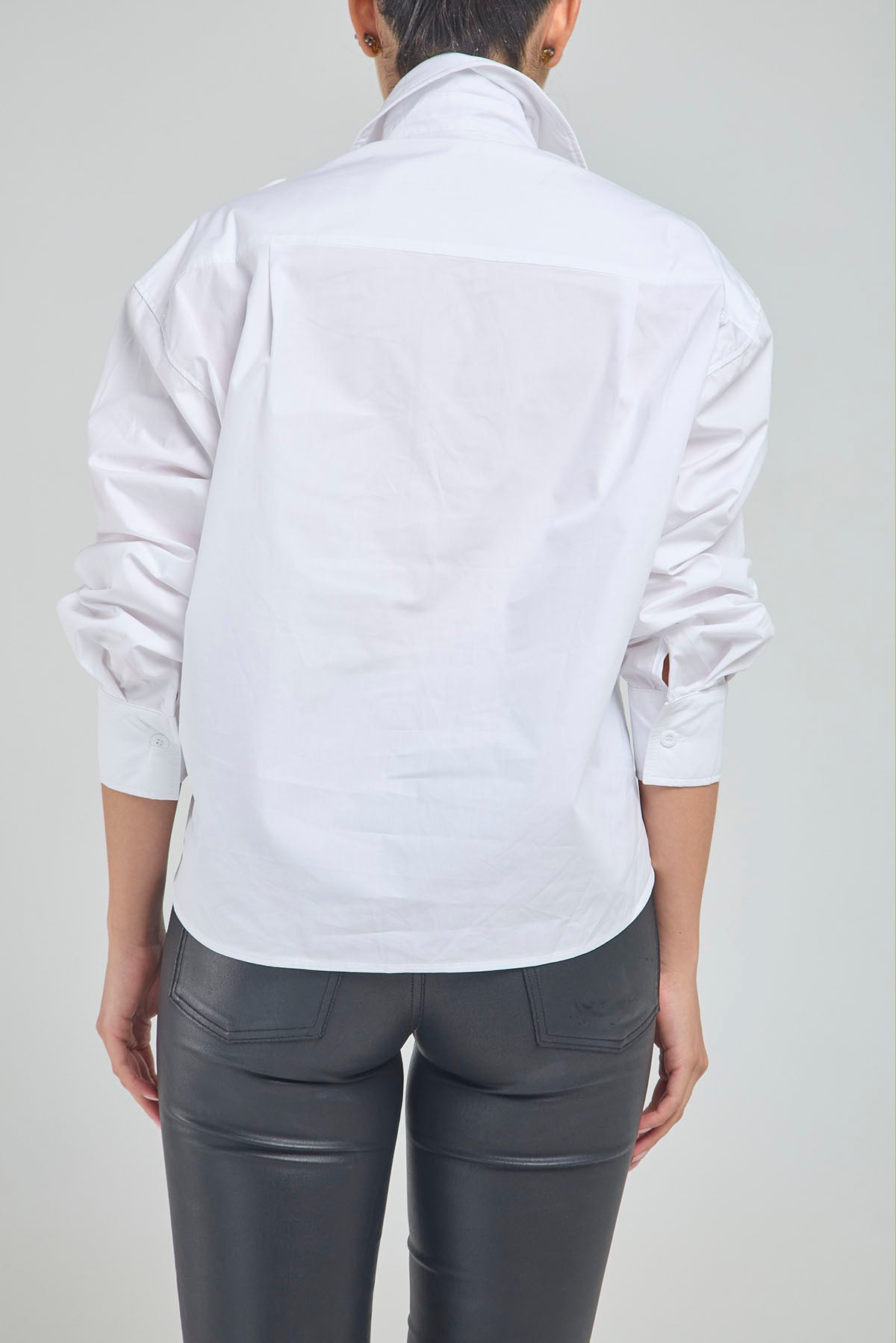 CAMISA FLOR APLIQUE PIEDRA CANUTILLO  HOMBRO BRAZAÑETE