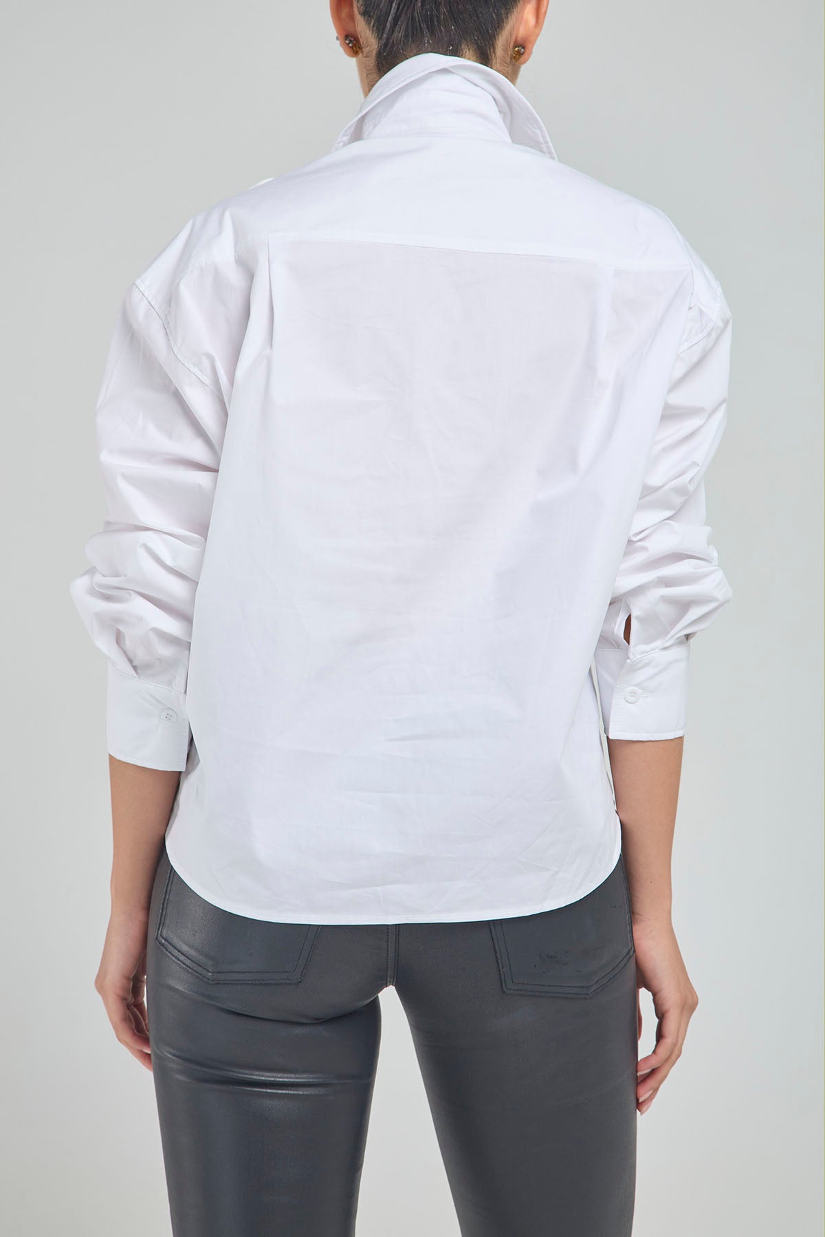 CAMISA FLOR APLIQUE PIEDRA CANUTILLO  HOMBRO BRAZAÑETE