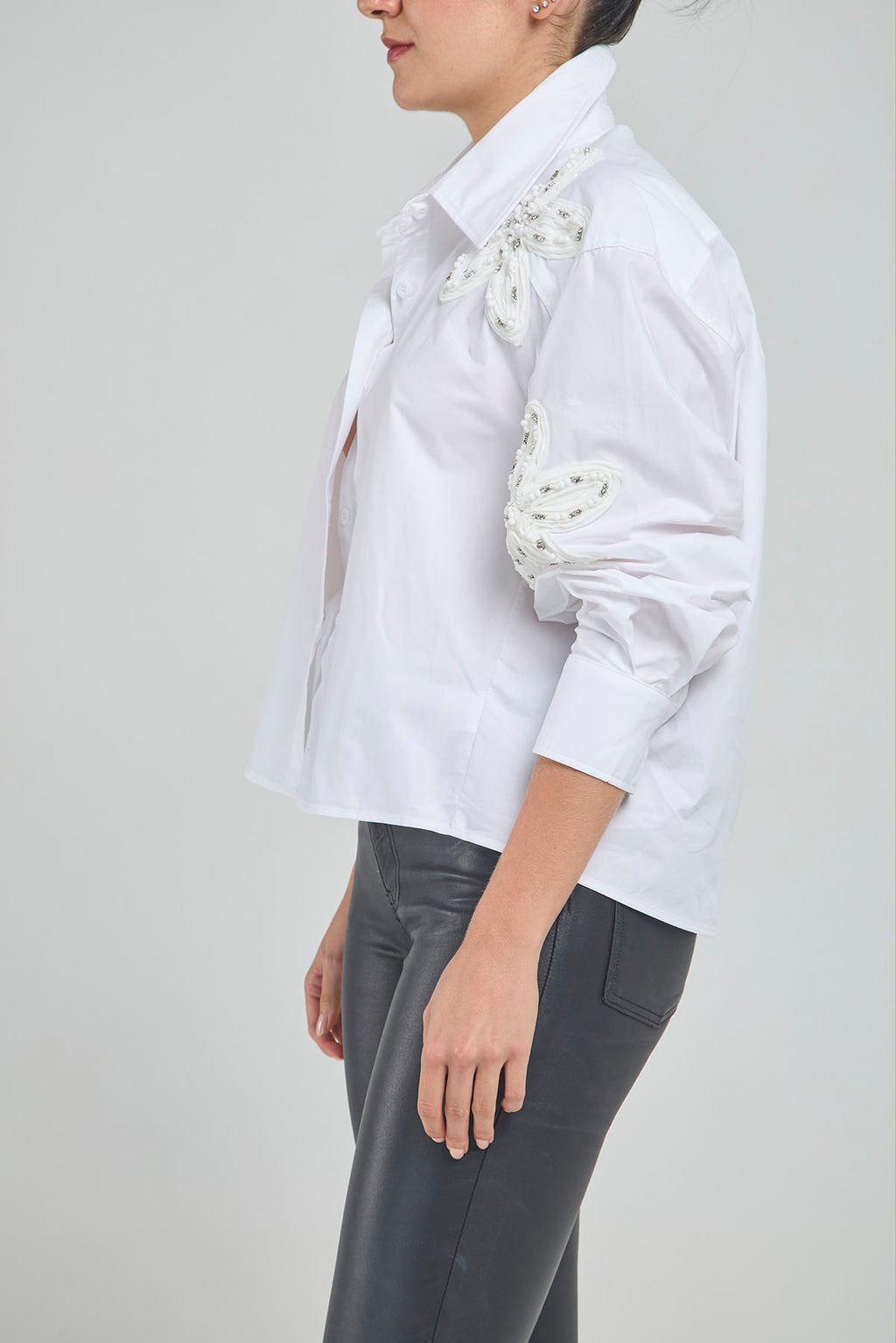 CAMISA FLOR APLIQUE PIEDRA CANUTILLO  HOMBRO BRAZAÑETE