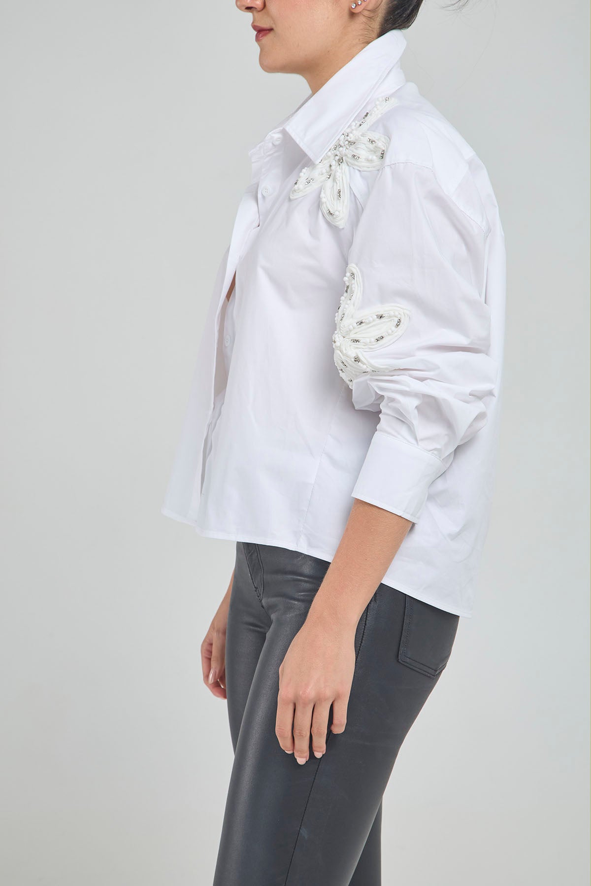CAMISA FLOR APLIQUE PIEDRA CANUTILLO  HOMBRO BRAZAÑETE