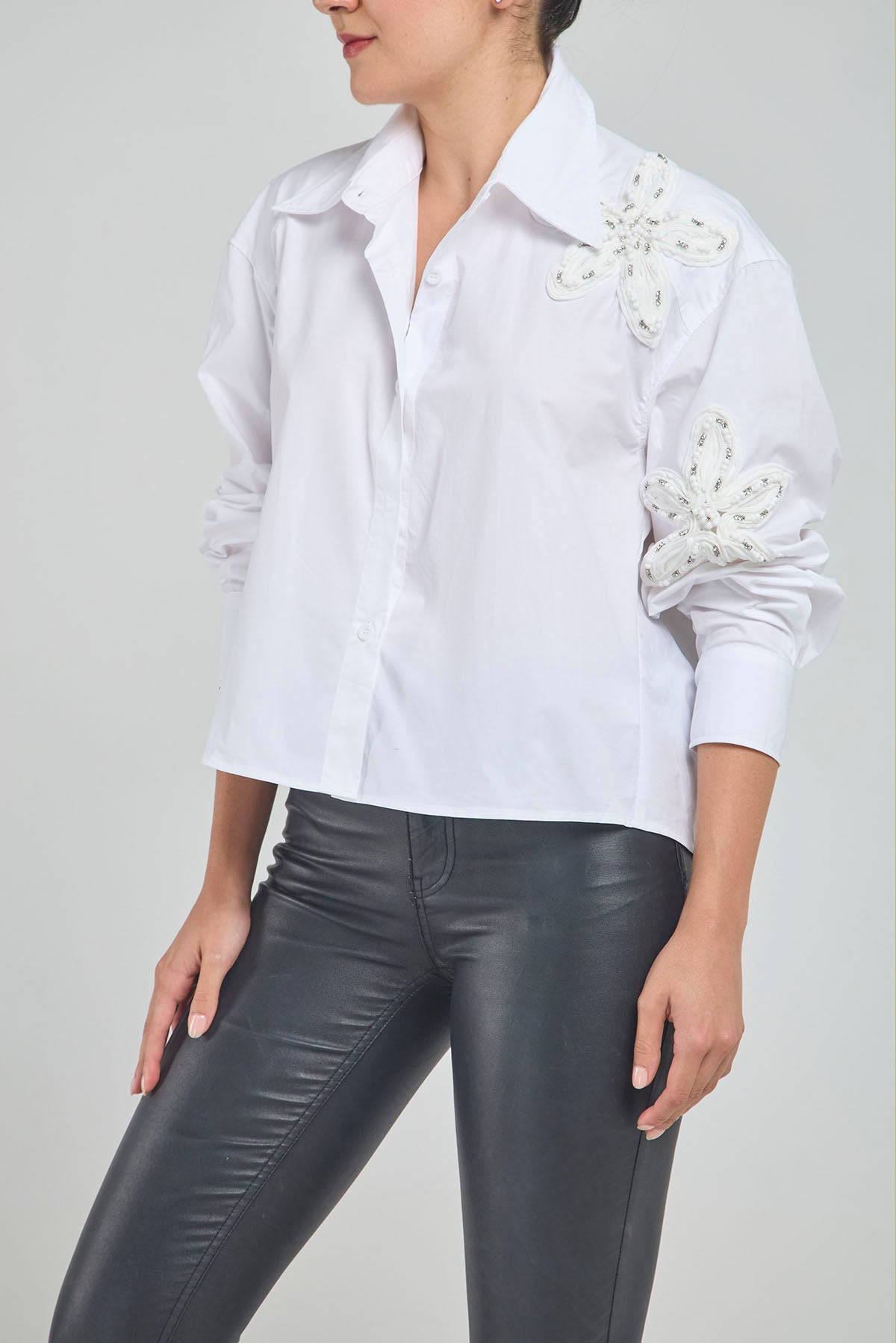 CAMISA FLOR APLIQUE PIEDRA CANUTILLO  HOMBRO BRAZAÑETE