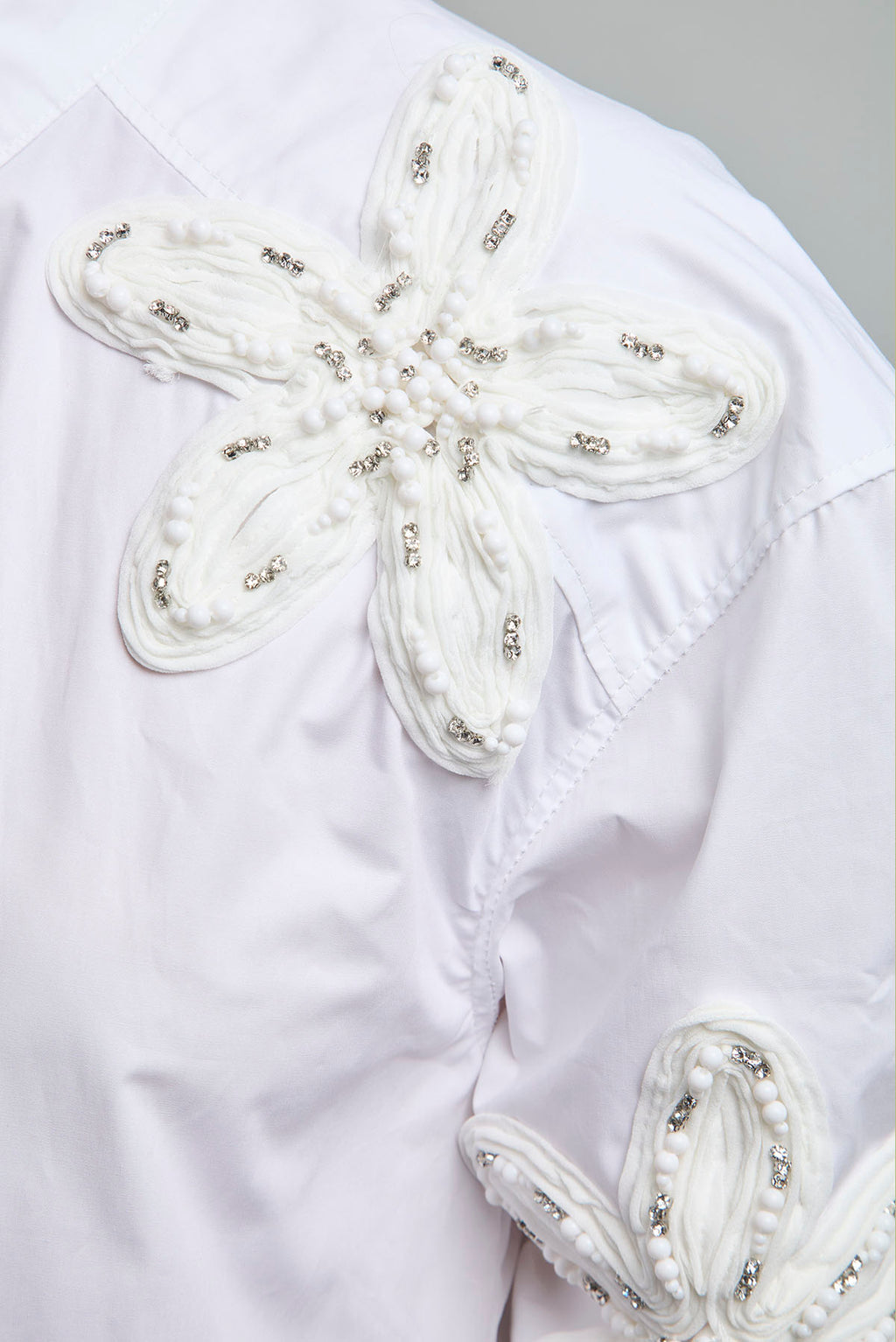 CAMISA FLOR APLIQUE PIEDRA CANUTILLO  HOMBRO BRAZAÑETE