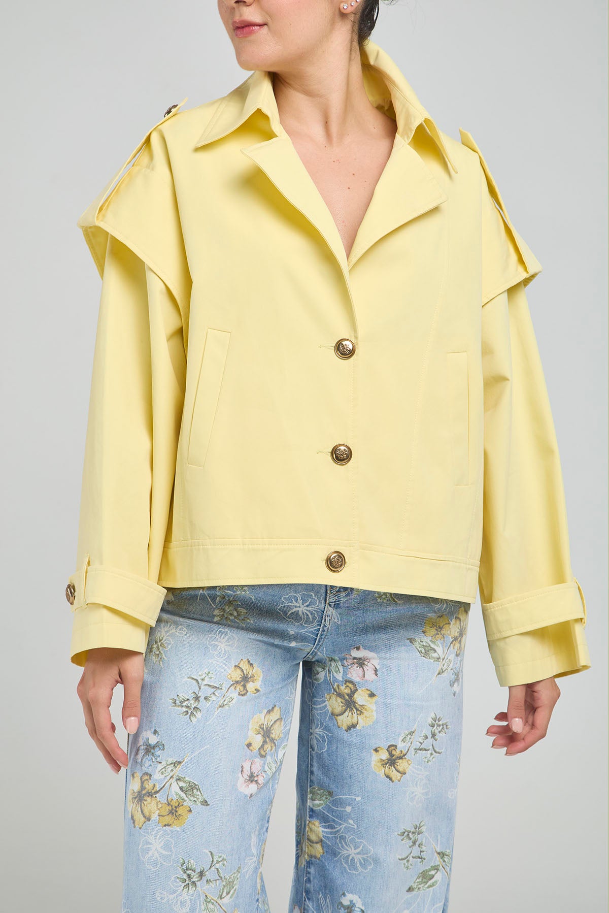 CHAQUETA CHARRTERA HOMBRO PUÑO BOTON GRAVADO CUELLO CAMISERO