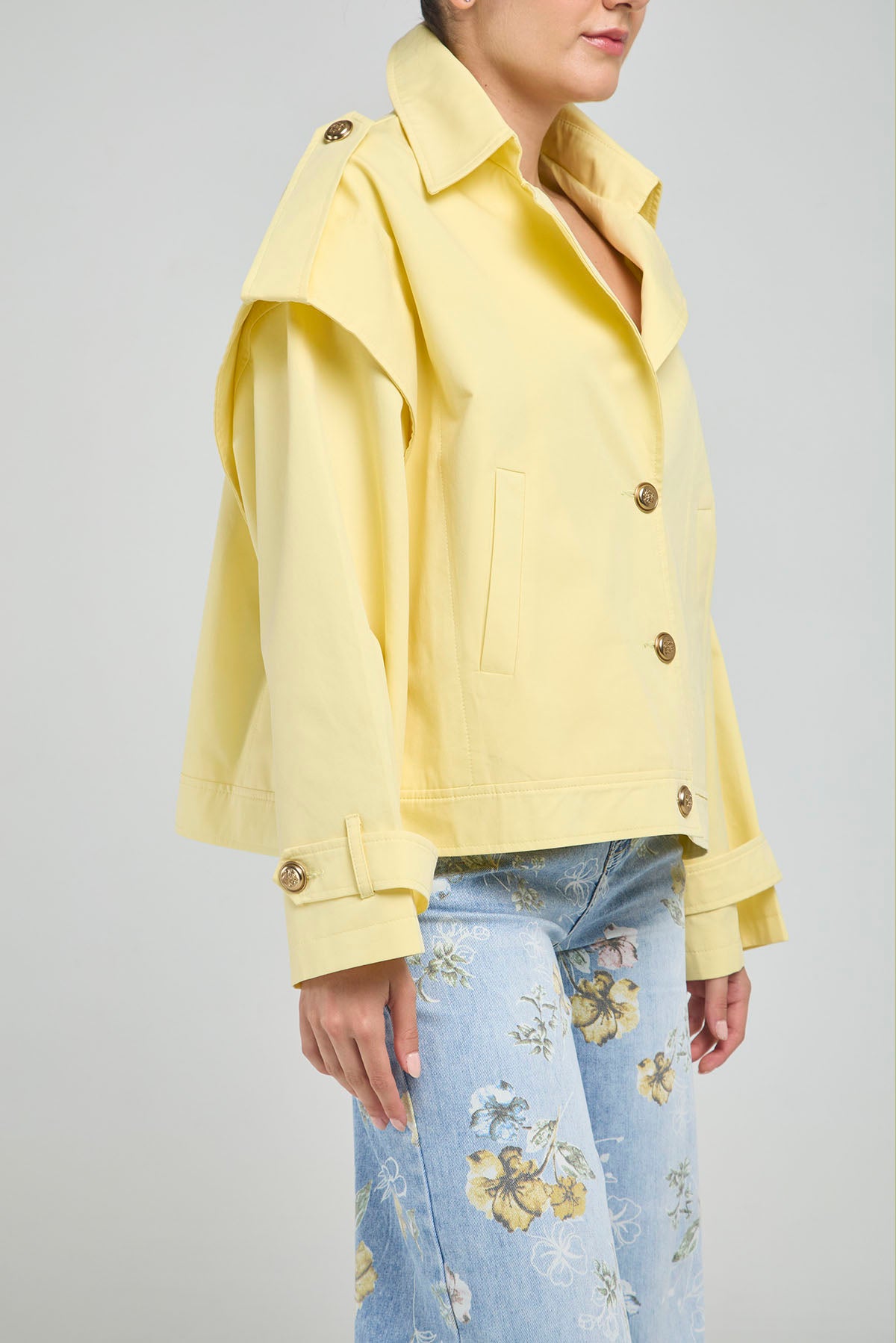 CHAQUETA CHARRTERA HOMBRO PUÑO BOTON GRAVADO CUELLO CAMISERO