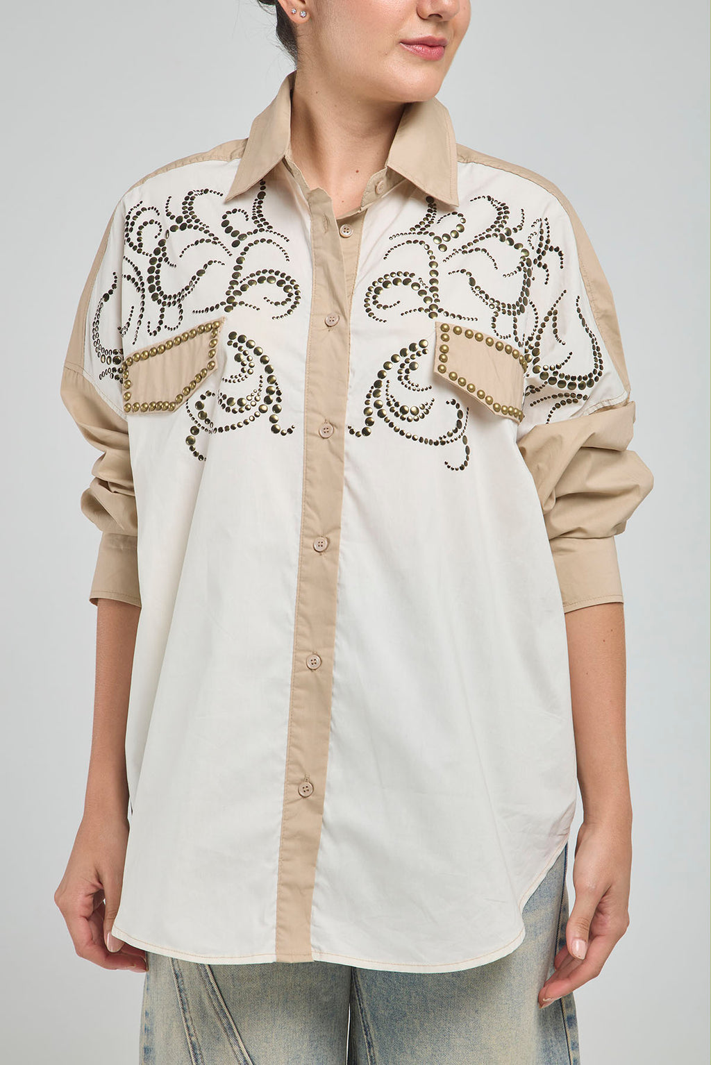 CAMISA EN 2 TONOS TACHES FRONTALES, BOLSILLOS DE TAPA