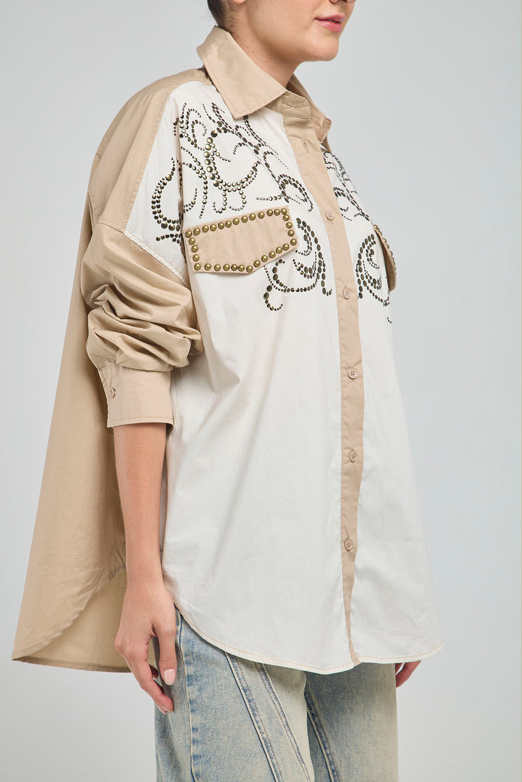 CAMISA EN 2 TONOS TACHES FRONTALES, BOLSILLOS DE TAPA