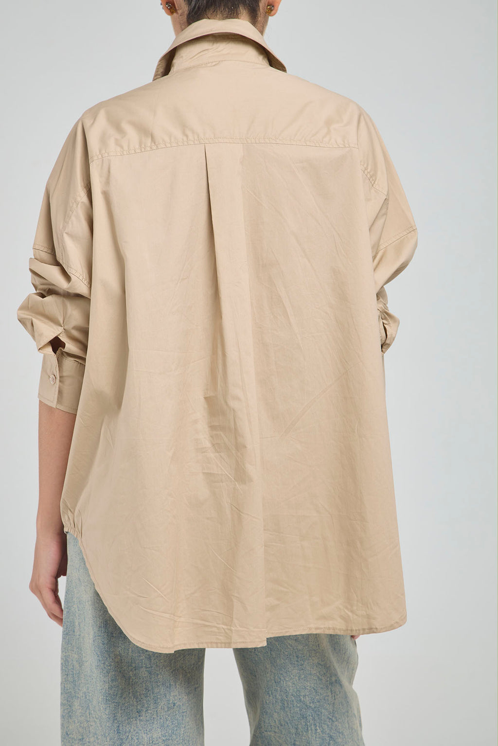 CAMISA EN 2 TONOS TACHES FRONTALES, BOLSILLOS DE TAPA