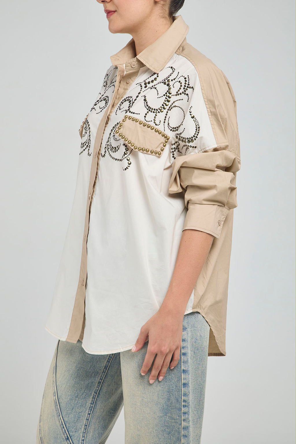 CAMISA EN 2 TONOS TACHES FRONTALES, BOLSILLOS DE TAPA