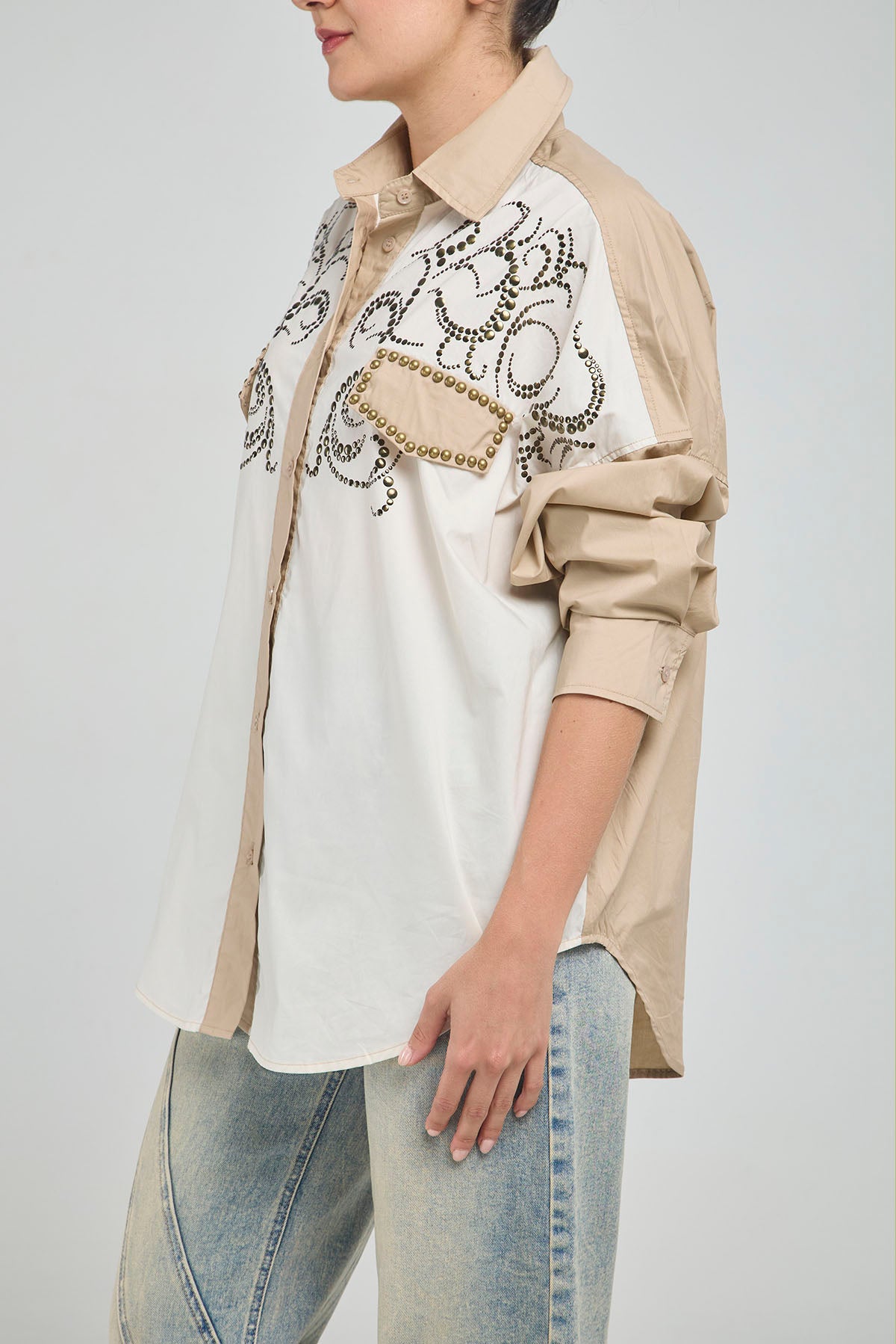 CAMISA EN 2 TONOS TACHES FRONTALES, BOLSILLOS DE TAPA