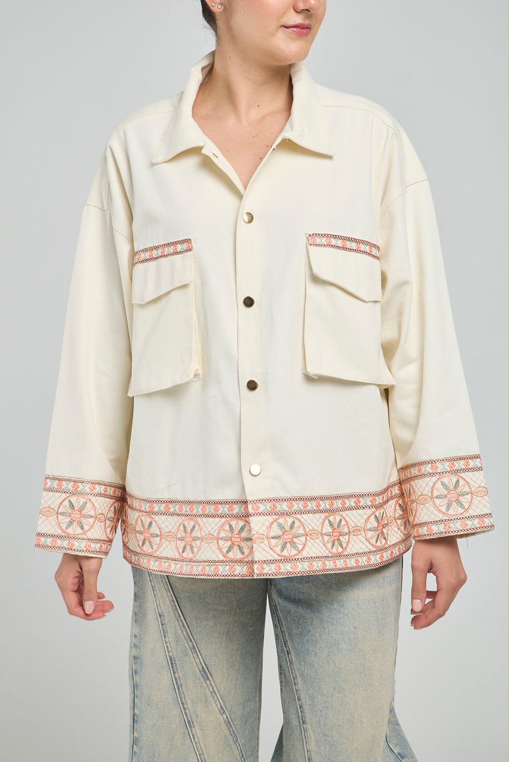 CHAQUETA ANCHA CON DETALLES BORDADOS Y BOLSILLOS DE TAPA