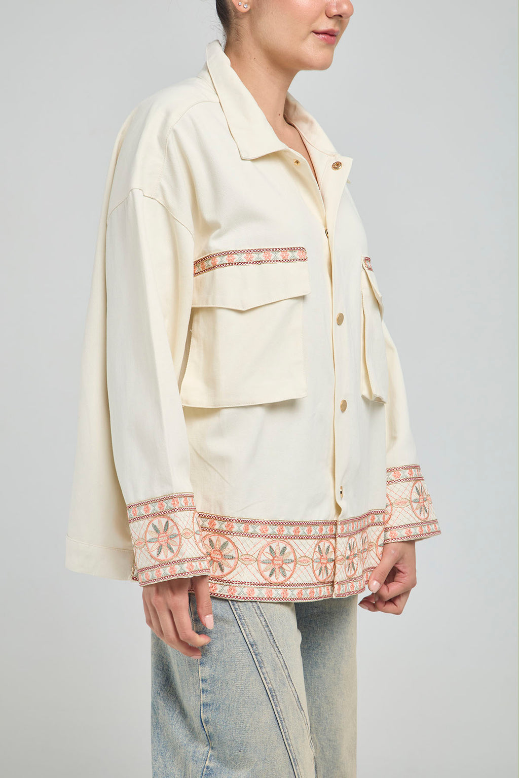 CHAQUETA ANCHA CON DETALLES BORDADOS Y BOLSILLOS DE TAPA