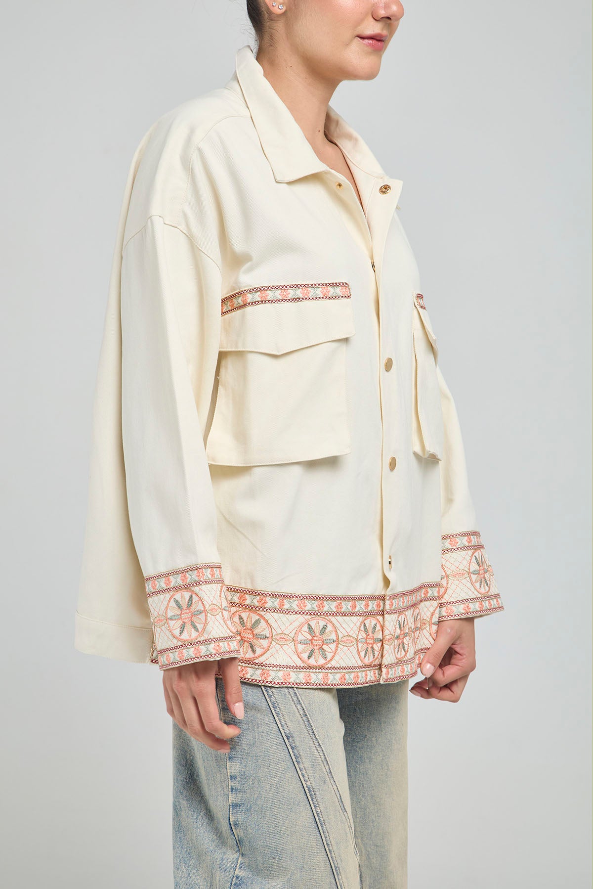 CHAQUETA ANCHA CON DETALLES BORDADOS Y BOLSILLOS DE TAPA